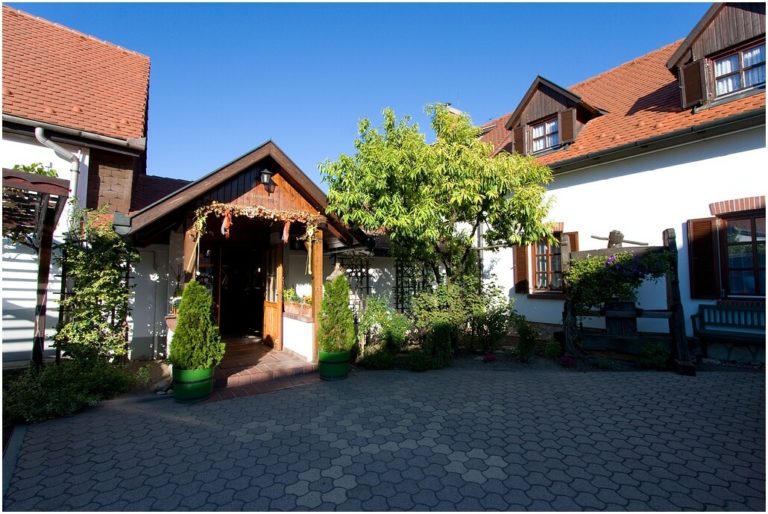 Fogadó az Öreg Préshez Hotel udvara (Mór)