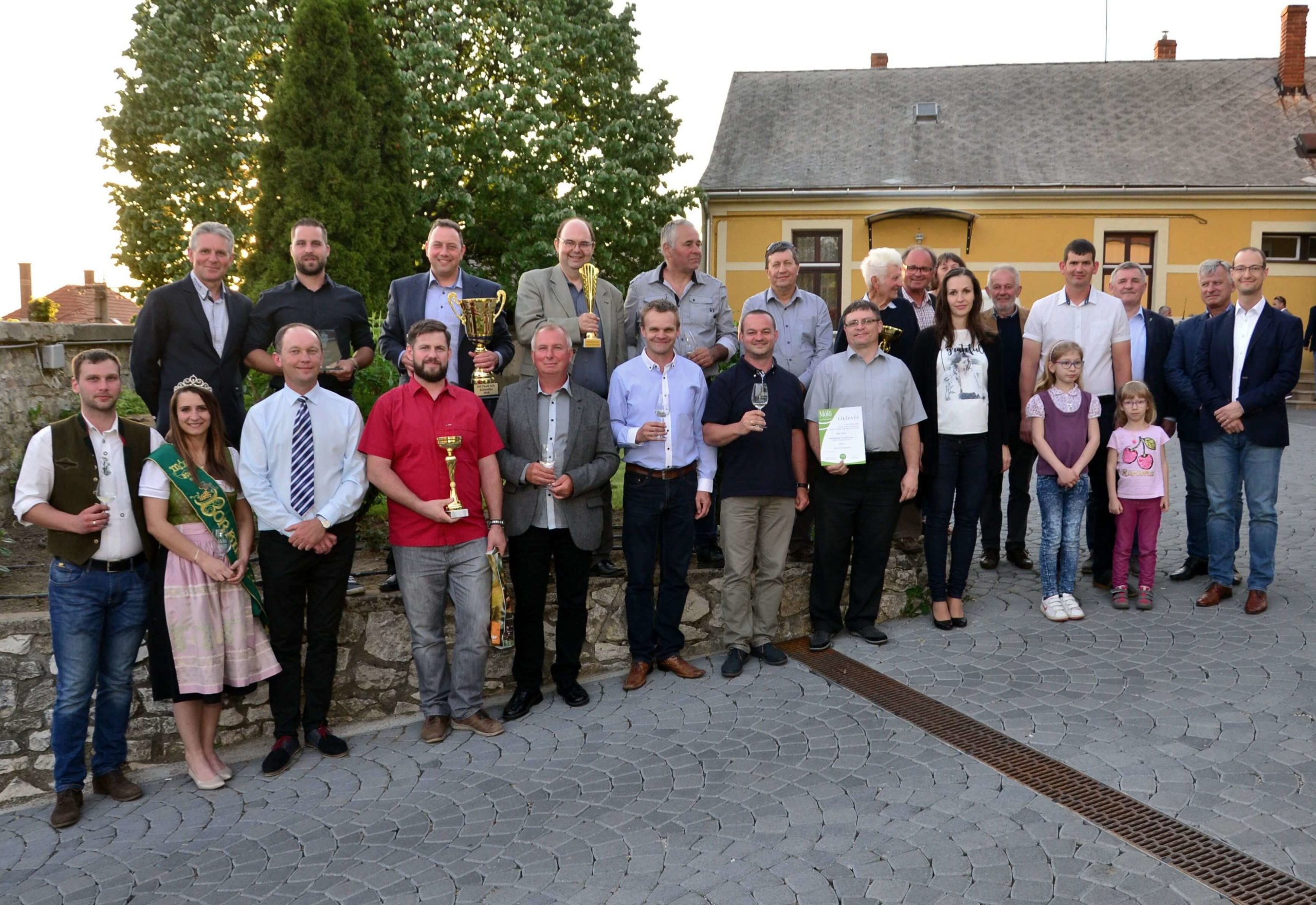 Csakvar-Esterhazy-400x400 Móri Borvidék Hegyközsége - csoportkép